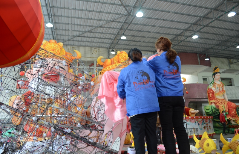 The lastest batch of festival decoration large lantern for exhibition are on production